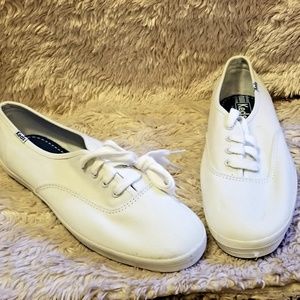 Keds white classic canvas lace up tennis shoes